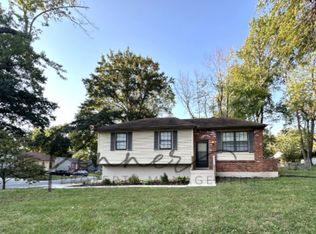 805 NW Oxford Dr, Blue Springs, MO 64015