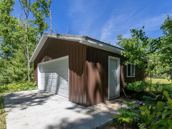 6743 Beach Rd, Johannesburg, MI 49751