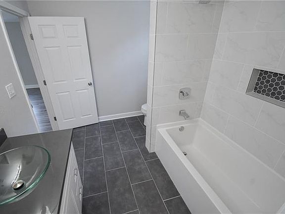 5th image of 2027 Jackson Ave