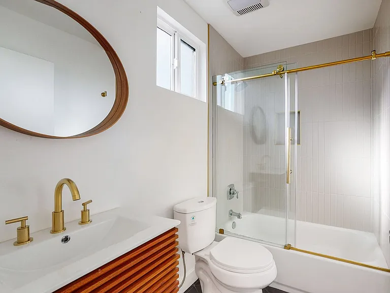 Top-Of-The-Line 4 Bed/4 Bath Townhomes With Parking! — Photo 5