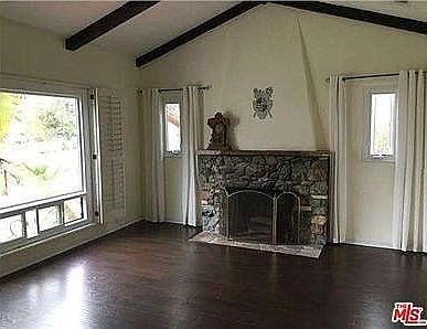Large Living Rm w/Fireplace