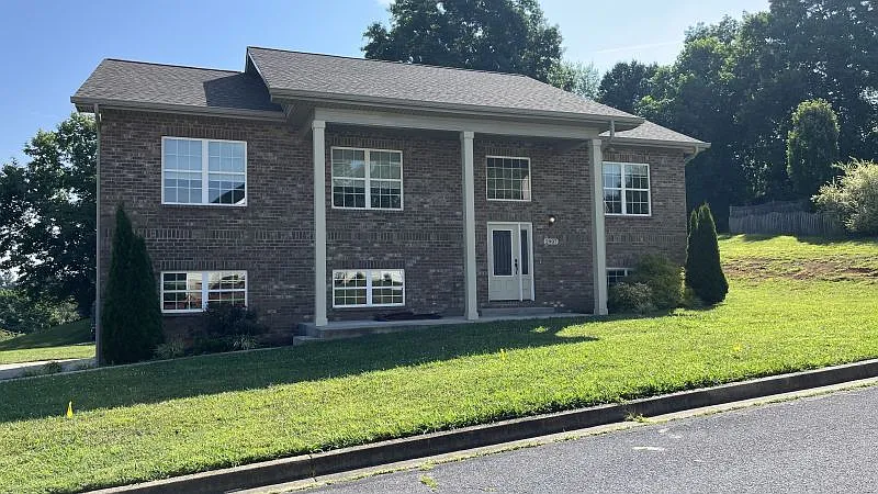 4 bed, 2000 sqft, $2,500 — Photo 1