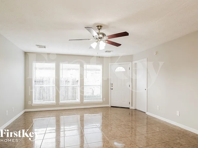3218 Red Cedar Dr — Photo 4