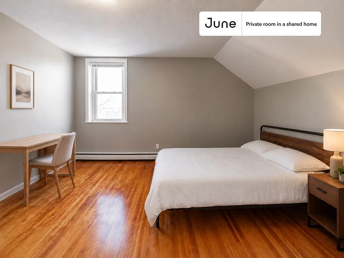 Queen bedroom in 4 bed/2 bath home in Newton Corner #925 C — Photo 1