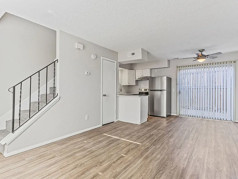 401 NW 24th St — Photo 5