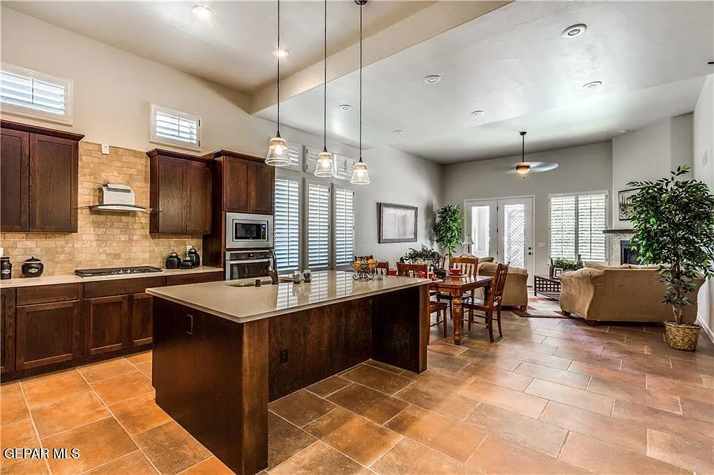 4 bed, 3.5 bath, 2335 sqft, $2,650 — Photo 2