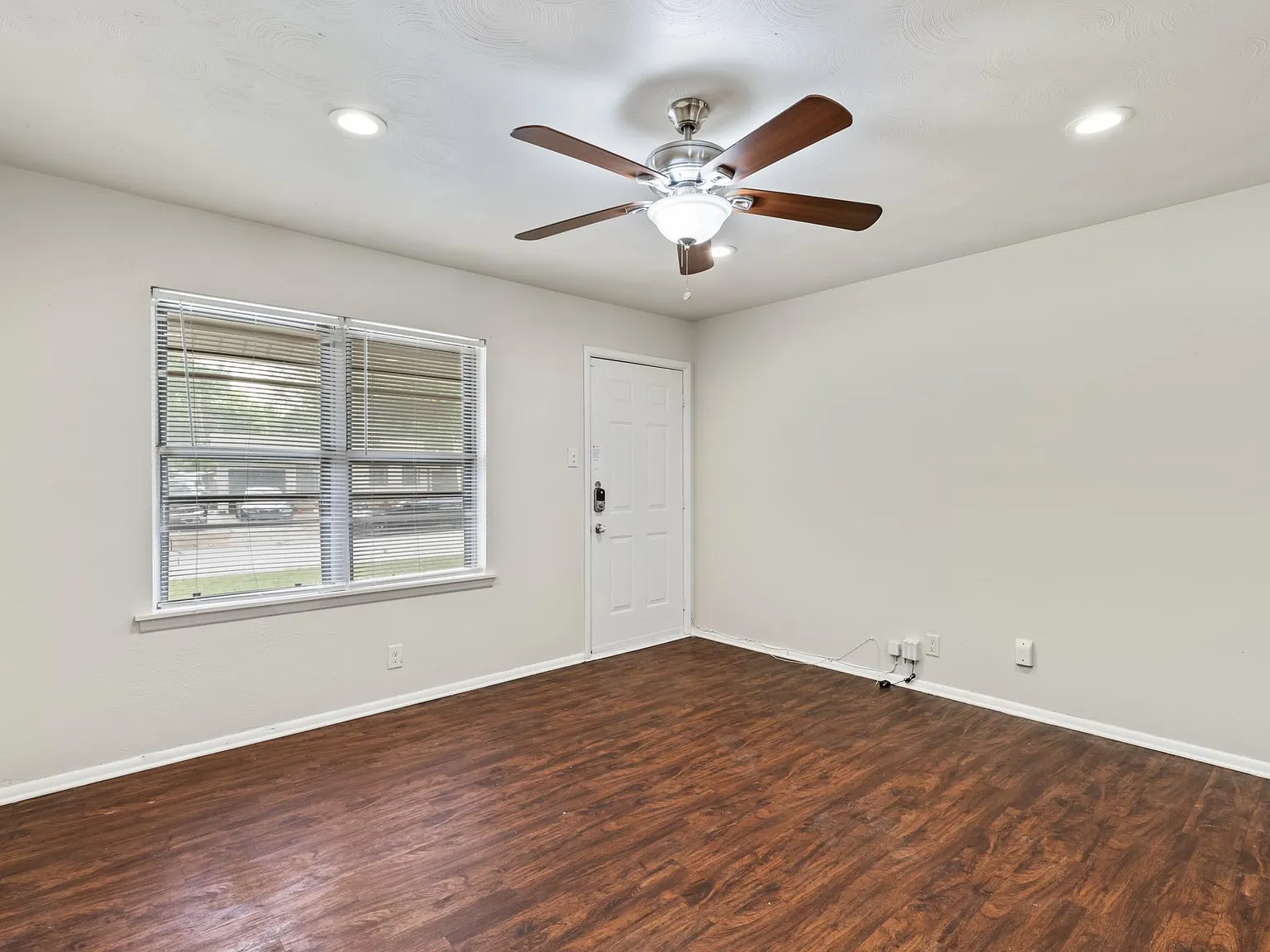 3 bed, 999 sqft, $2,000 — Photo 3