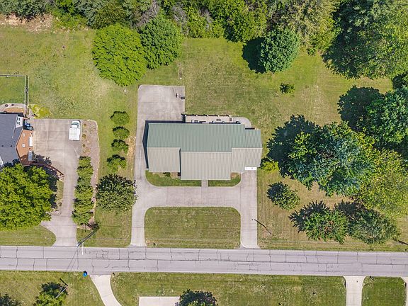 3rd image of 402 Fairway Trl