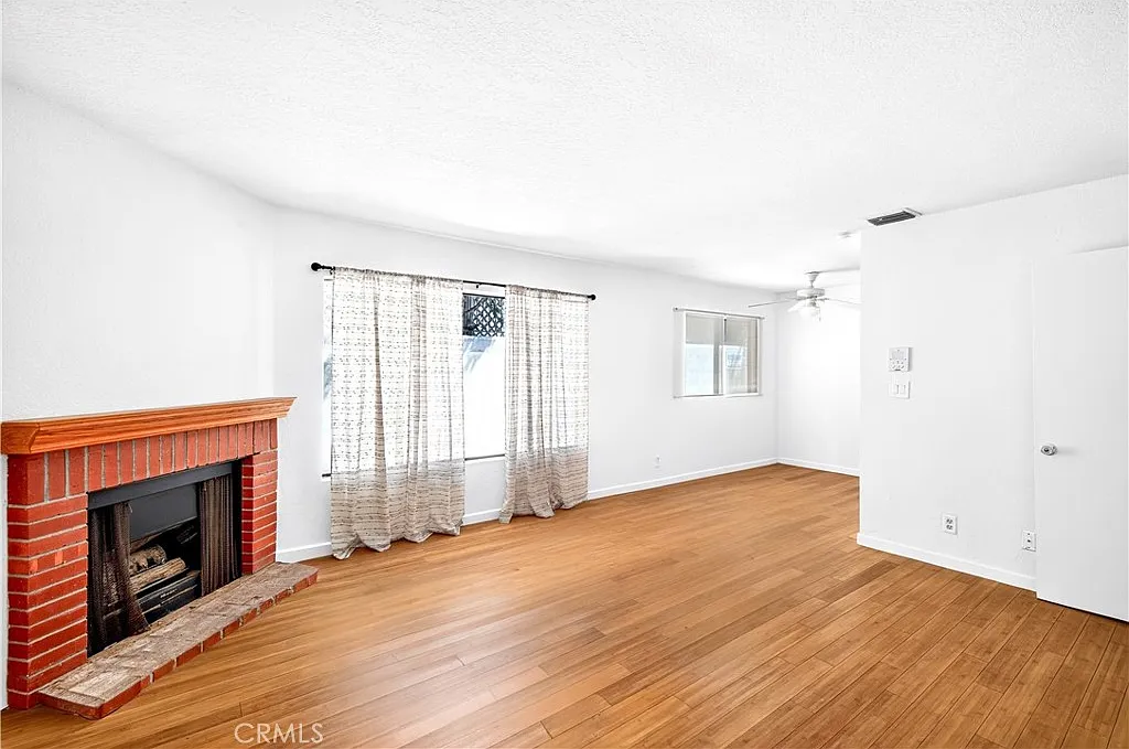 1 bed, 1.5 bath, 850 sqft, $2,400 — Photo 3