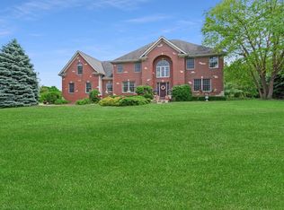 27 Brittany Dr, Oakwood Hills, IL 60013