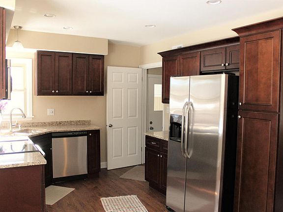 5th image of W142N7434 Oakwood Dr