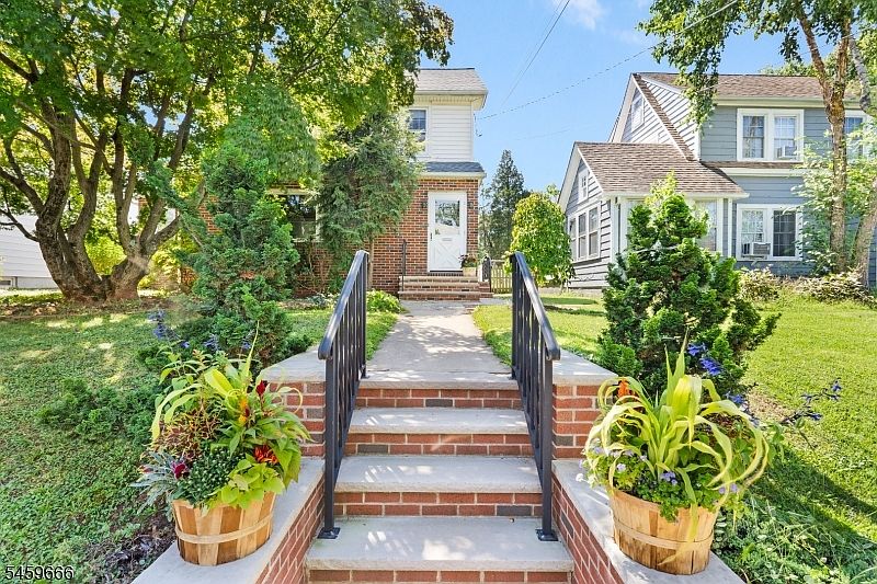 1st image of 384 Catherine St