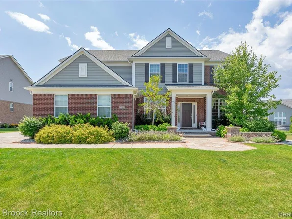 1043 Kendall Ct, Lake Orion, MI 48360