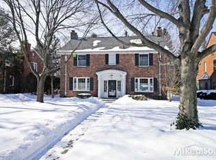 589 Washington Rd, Grosse Pointe, MI 48230