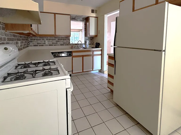 12 Talcott Forest Rd — Photo 10
