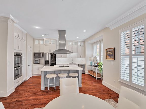 Stunning Kitchen w/Quarts Countertops & Backsplash