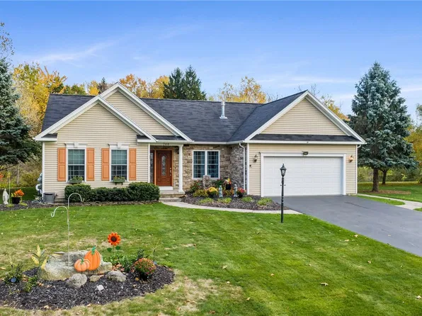 768 Patty Ln, Webster, NY 14580