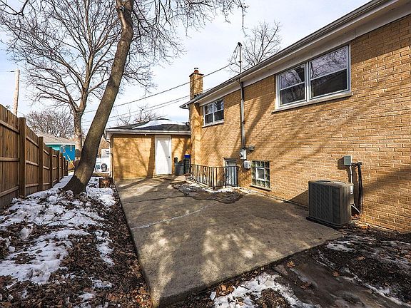 2nd image of 8 W Leslie Ln