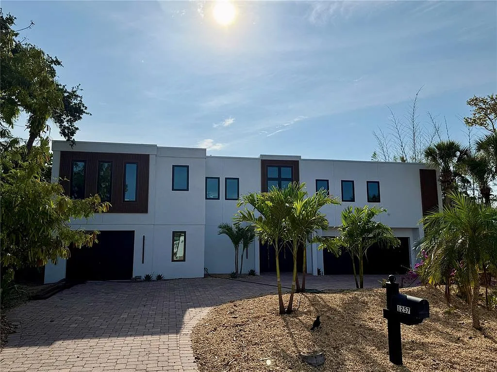 4 bed, 3.5 bath, 3882 sqft, $20,000 — Photo 2