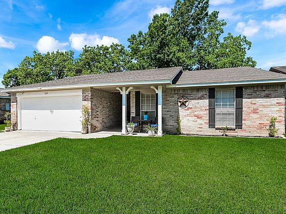3rd image of 1111 Pinecroft Dr