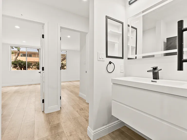 Leyden Apartments — Photo 13