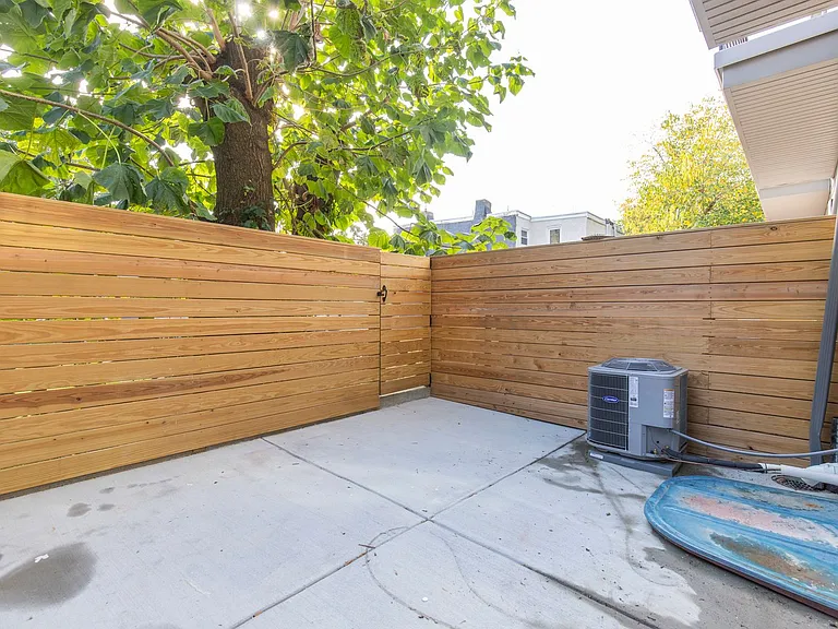 2412 Master St — Photo 8
