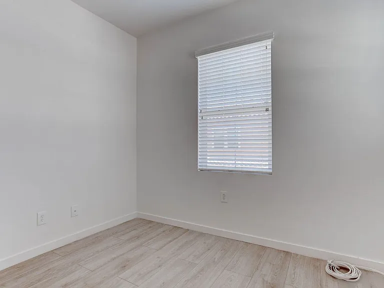 2049 Rockburne St — Photo 24