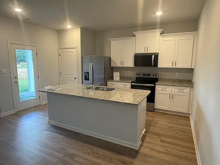 107 Gateway Dr — Photo 2