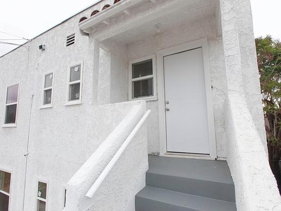 3rd image of 1042 W 84th Pl #1044