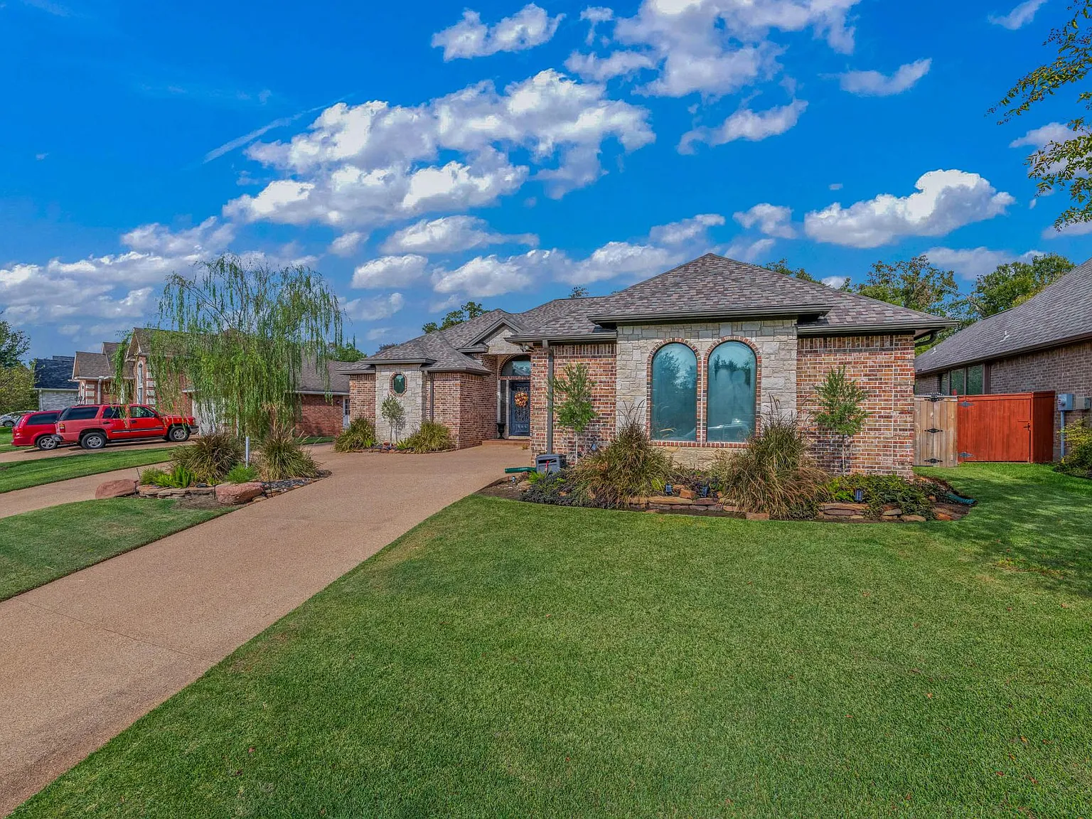 4 bed, 2.5 bath, 2252 sqft, $3,500 — Photo 3