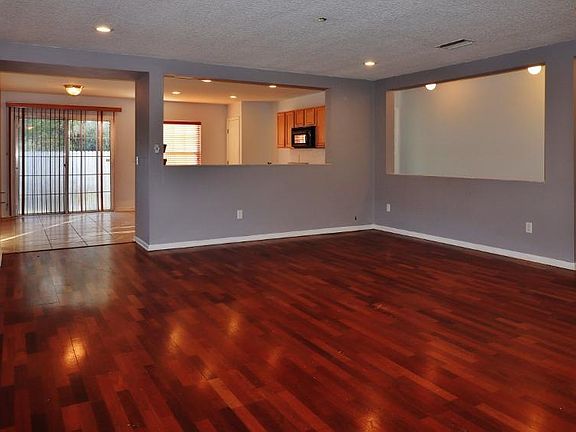 4th image of 937 COLLINSWOOD Drive W