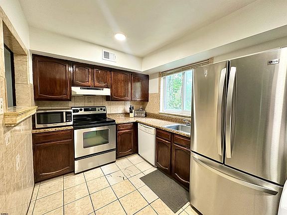 5th image of 6038 Hoover Dr #308