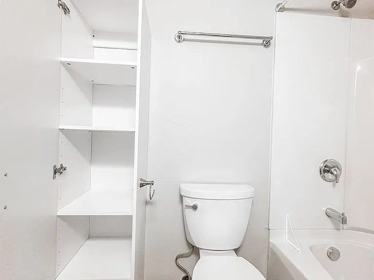 Catalina Apartments — Photo 16
