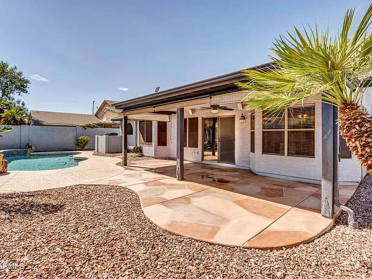 1113 E Betsy Ln — Photo 40