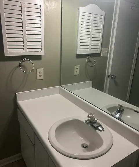 811 Lakeview Ct — Photo 14