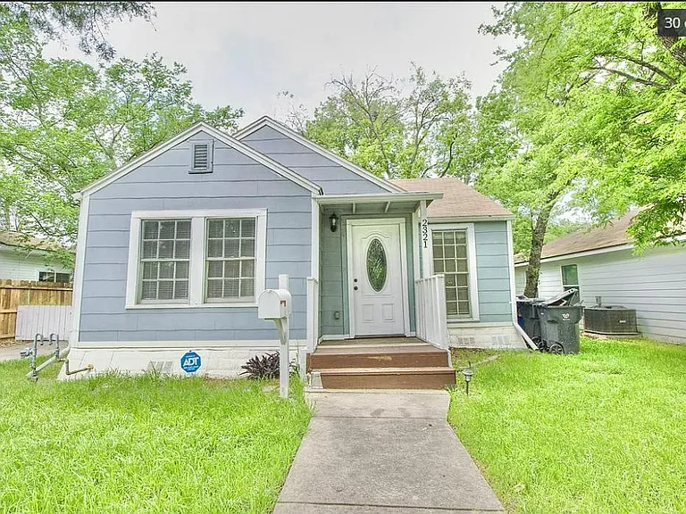 Cozy, cute light blue house in North Waco