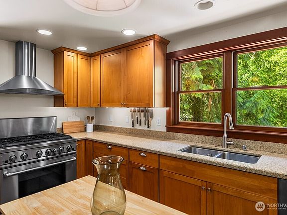 4th image of 20950 Division Street NE