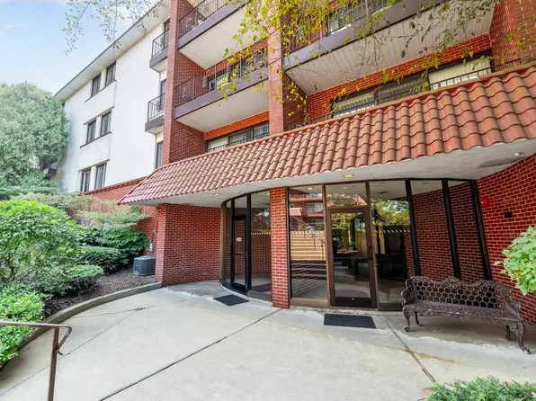 2046 Saint Johns Ave APT 3E, Highland Park, IL 60035