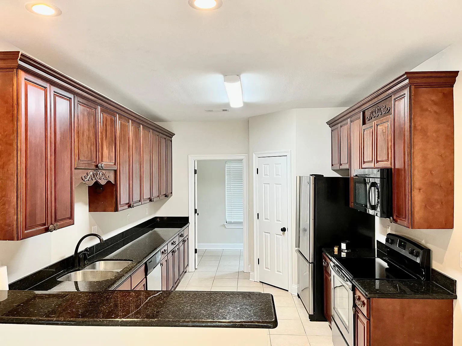 4 bed, 2.5 bath, 1745 sqft, $1,890 — Photo 4