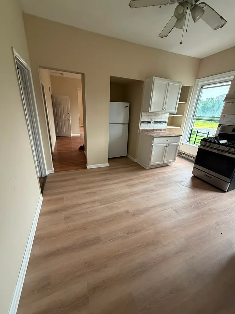 3 bed, 900 sqft, $1,400 — Photo 2