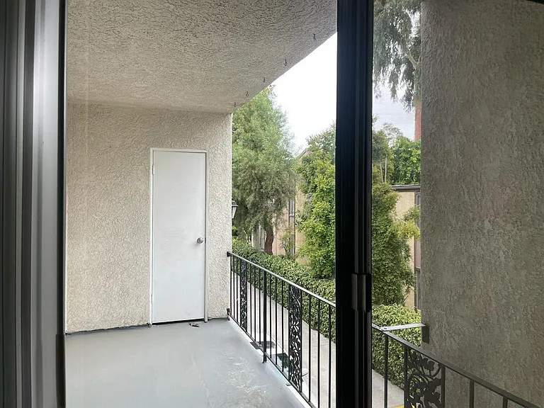 18606 Collins St #8 — Photo 11