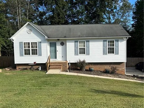 1208 Kentland Dr, King, NC 27021