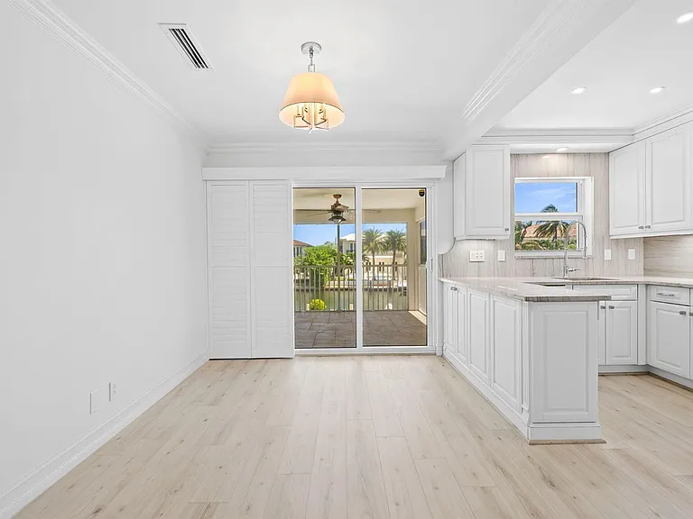 1105 Bel Air Dr #C — Photo 32
