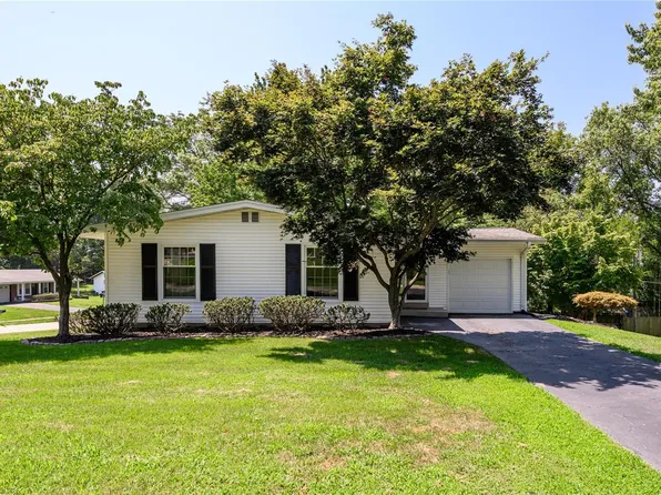 1607 Fairhills Dr, Saint Louis, MO 63146