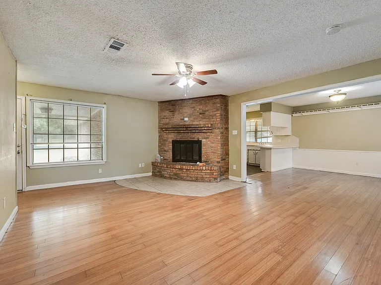 512 E Willow Ln — Photo 14