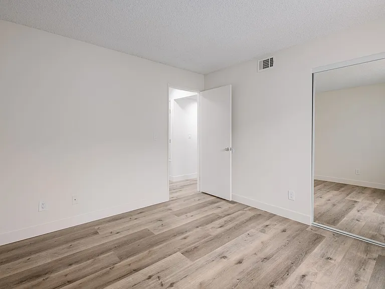 1010 - 1012 E Acacia Ave — Photo 9