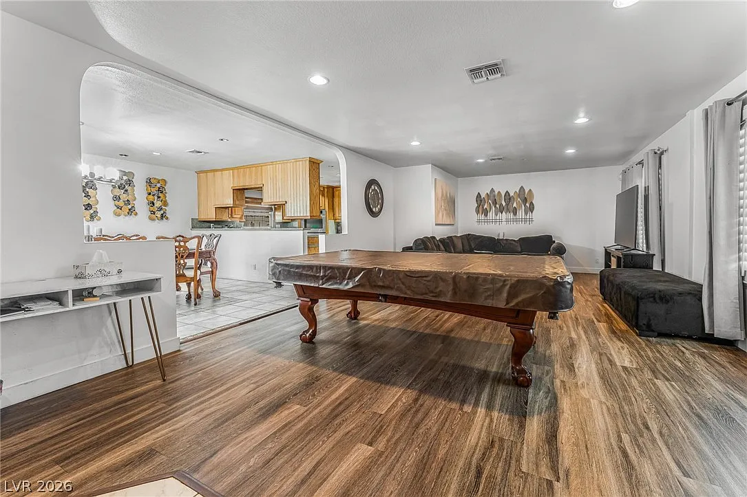 3 bed, 2.0 bath, 1811 sqft, $3,650 — Photo 2
