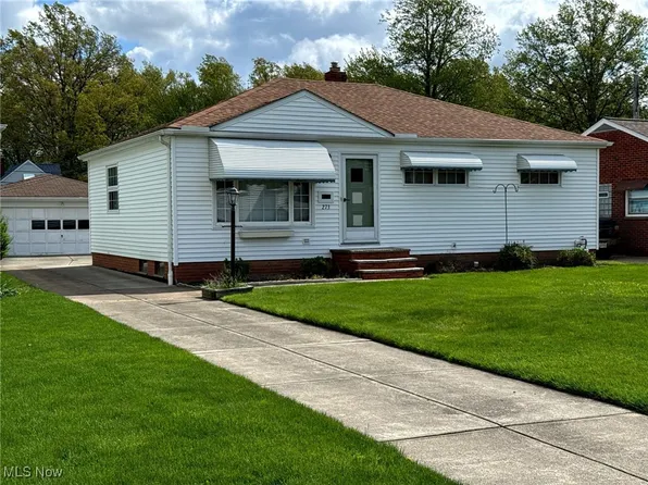 273 E 315th St, Willowick, OH 44095