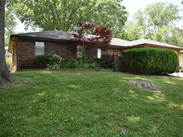 1818 Pat Dr, Saint Joseph, MO 64506