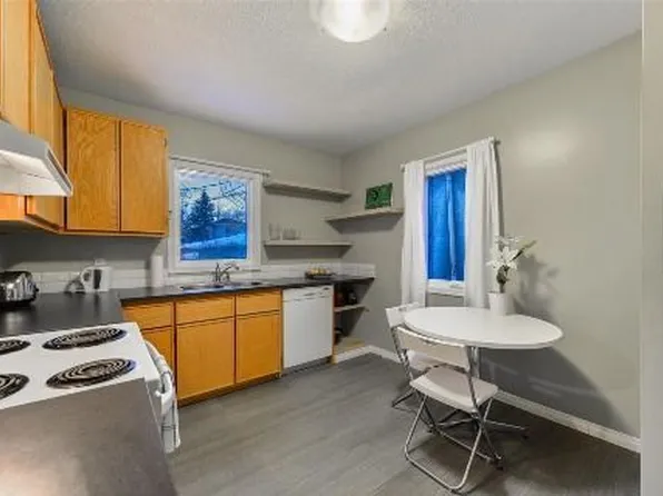10509 University Ave NW #1A, Edmonton, AB T6E 1L2
